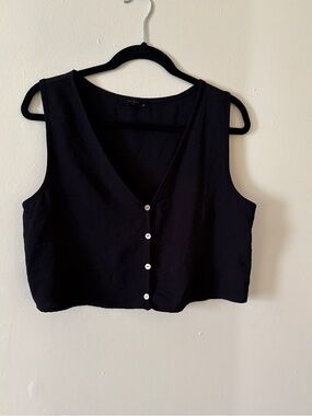 21 SAINTS Minimalist Black V-Neck Button-Front Crop Top
